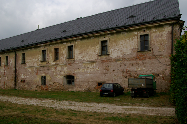 Jižní křídlo při pohledu od zahrady