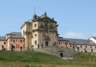 Průčelí hospitálu, červenec 2015