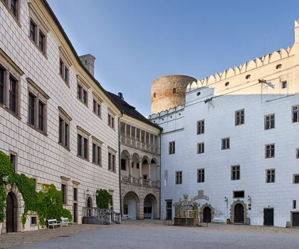 III. nádvoří jindřichohradeckého zámku s Gotickým palácem, studnou, Malými arkádami a Španělským křídlem