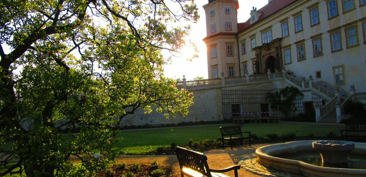 Zámecký park láká k relaxaci | © Státní zámek Mníšek pod Brdy