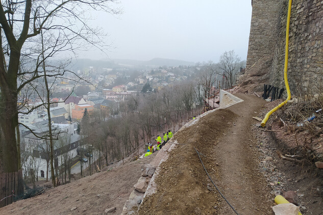 Nástupní cesta na budoucí ocelovou lávku pod jižní terasou (4. etapa)