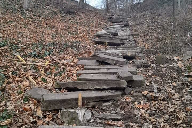 Jižní svah, demolice a demontáž schodiště (1. etapa)