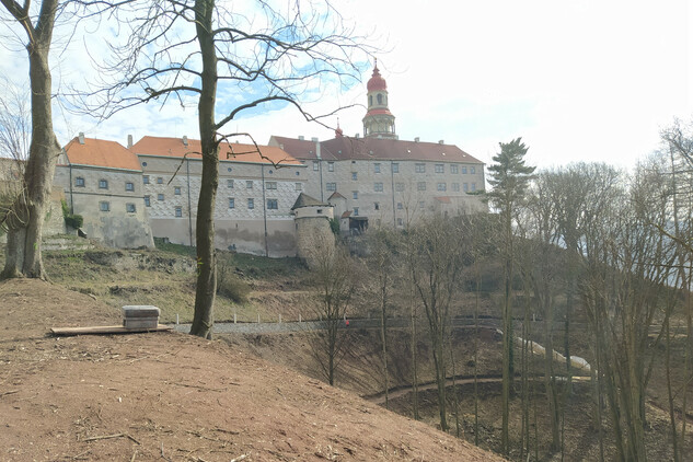 pohled na přípravu nové komunikace pro pěší a jabloňového sadu a vyčištěné západní terasy (nejsou součástí projektu) (2. etapa)