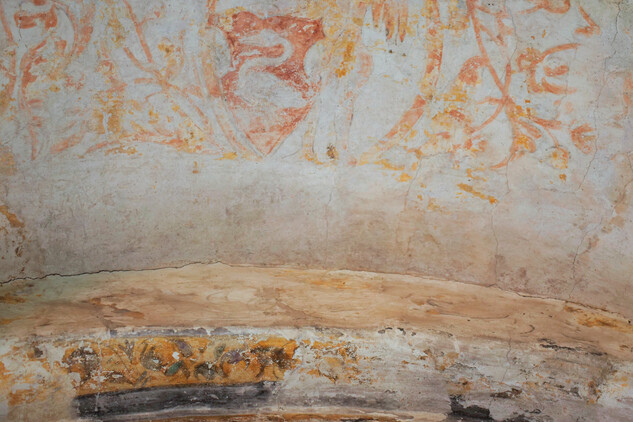 Hrad Švihov, Sál ve druhém patře severního paláce, malby nad okenní špaletou