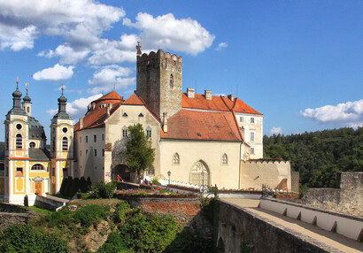 Předhradí z přístupového mostu