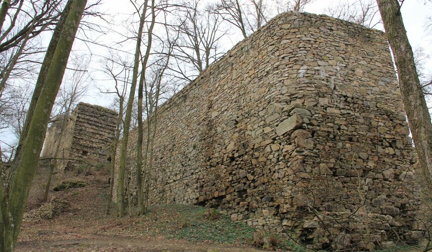 Středověký hrad Templštejn u Jamolic