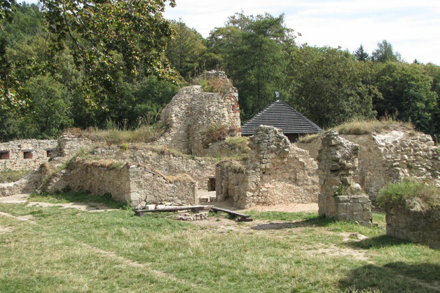 Pohled na zříceniny východního paláce, aktuální stav po konzervaci zdiva