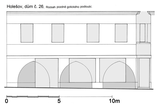 Průčelí orientované do náměstí s vyznačeným rozsahem pozdně gotického podloubí (foto Jan Štětina)