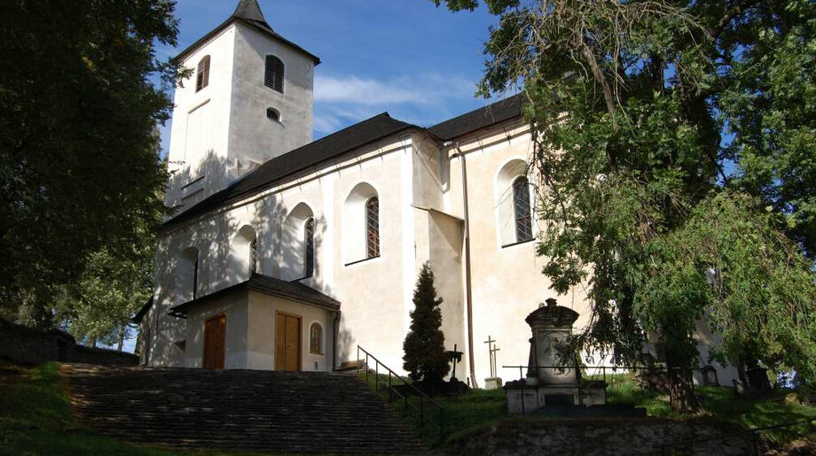 Celkový pohled na hřbitovní kostel Nanebevzetí Panny Marie v Horním Maršově