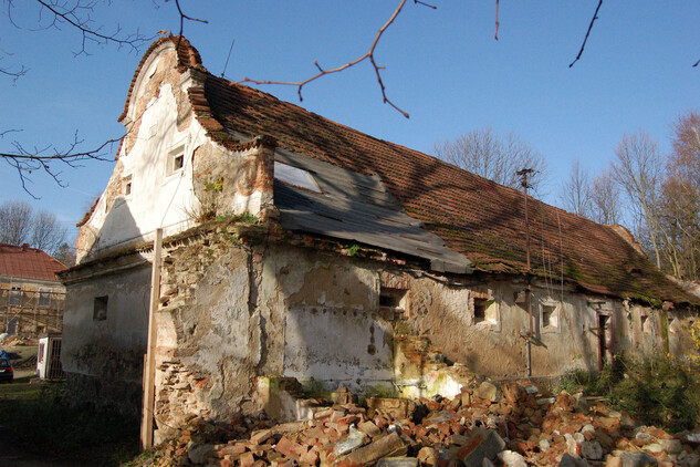 Zámek Třebešice – sýpka v roce 2009