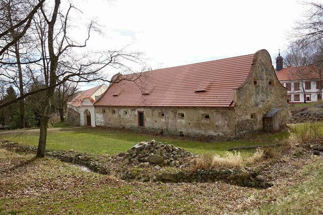 Zámek Třebešice – sýpka s restaurovanou branou