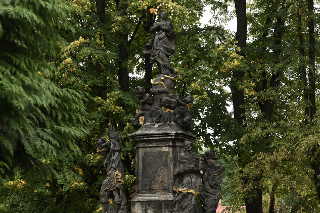 Sloup se sochou Panny Marie a sochami světců v areálu kostela Nalezení sv. Kříže v Liberci