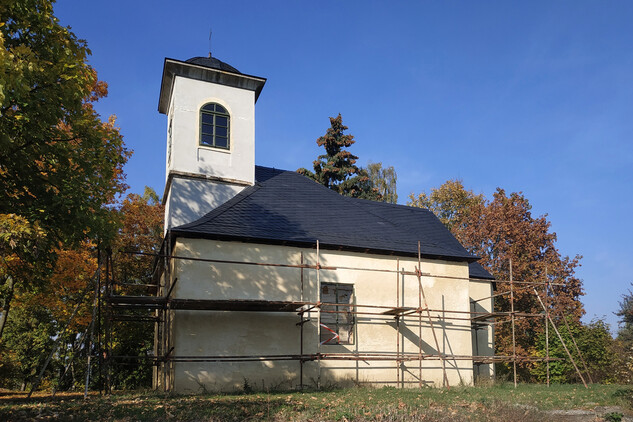 Kostel během obnovy