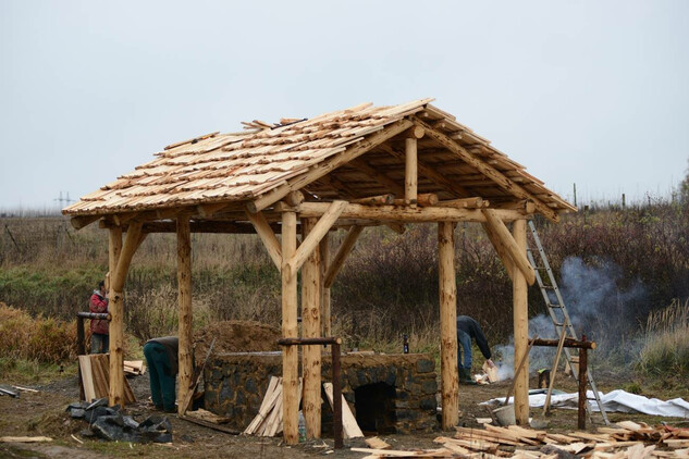 Stavba topného kanálu s přístřeškem, říjen 2015