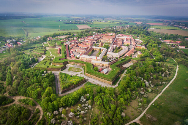 Celkový pohled na pevnost Josefov od východu 