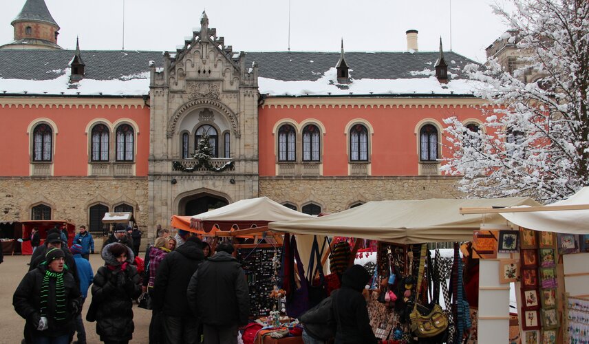 Tradiční adventní trhy se na Sychrově budou konat i letos.