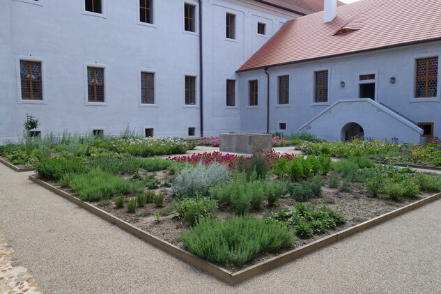 Klášter Kladruby po obnově, rajský dvůr