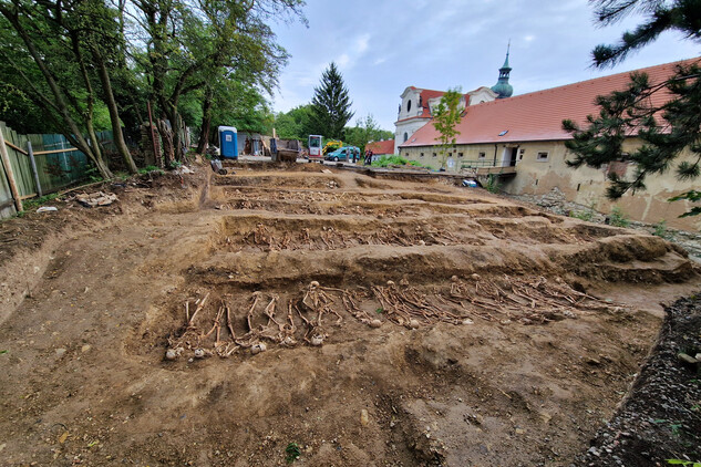 Břevnovský klášter, zkoumaná plocha válečných hrobů, pohled od jihu