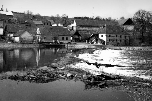 Purkarec - vltavský jez s renesanční stavbou mlýna čp. 19, která podlehla demolici, foto 1983, NPÚ, ÚOP v Českých Budějovicích