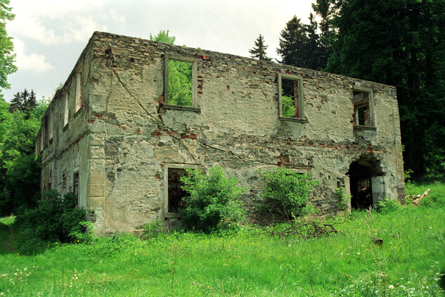 Zámeček Terezínov v Albeři u Nové Bystřice, stav v roce 1992