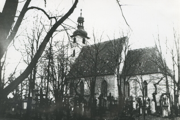 České Budějovice, kostel sv. Prokopa a Jana Křtitele obklopený Staroměstským hřbitovem, pohled od jihovýchodu, foto: Krejčí, kolem roku 1930, zdroj: SOkA České Budějovice, Sbírka fotografií a pohlednic Jiřího Dvořáka