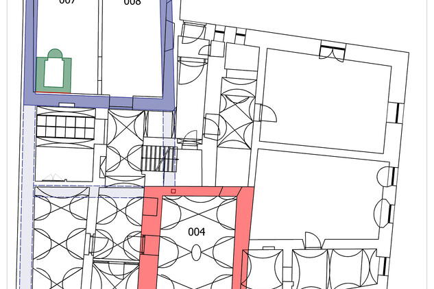 Schematické vynesení dokumentované nálezové situace středověkého domu zaniklého požárem v 15. století do stávajícího zaměření objektu. Dům byl tvořen zděnou patrovou komorou (červeně) a několikadílnou roubenou částí včetně kuchyně (modře) s pecí a ohništěm (zeleně).