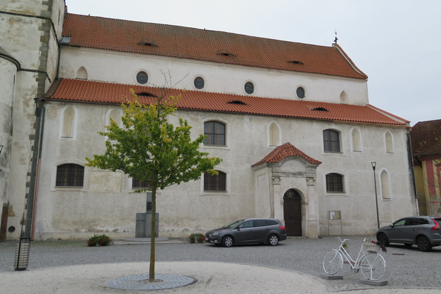 Horažďovice, kostel sv. Petra a Pavla. Za podpory z Programu regenerace MPZ a MPR zde byla realizována obnova krytiny a krovu nad boční lodí a hlavní loď se dočkala nových okapních svodů. (Foto D. Tuma, 2021)