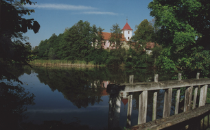 Těchonice, pohled přes stavidlo rybníka na kostel sv. Filipa a Jakuba. (foto poskytl Michal Votík, Regionální řemeslné muzeum Merklín)