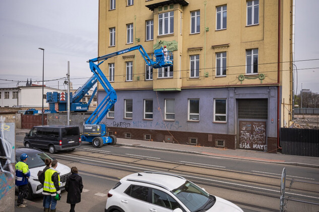 Dům čp. 1123, Smíchov, Nádražní 12, pokus o sejmutí fasádní výzdoby 21. března 2024 (© Martin Frouz)