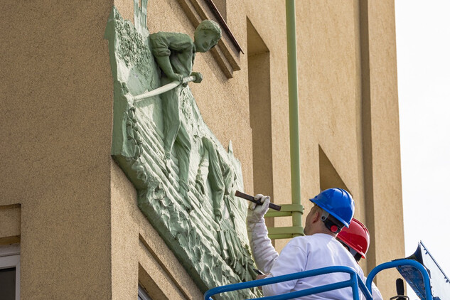 Pokus o sejmutí reliéfu s voraři na fasádě čp. 1123, Smíchov, Nádražní 12, 21. března 2024 (© Martin Frouz)