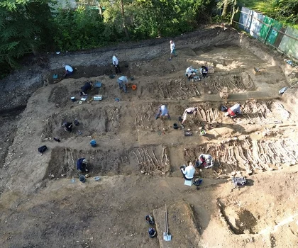 Břevnovský klášter, terénní práce na výzkumu válečných hrobů, pohled z ptačí perspektivy od severu