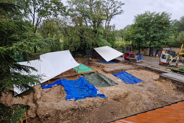 Břevnovský klášter, plocha výzkumu chráněná plachtami za nepříznivých klimatických podmínek, pohled od jihovýchodu