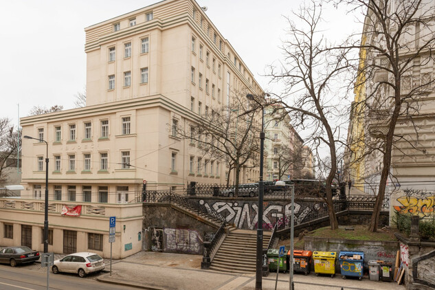 Schodiště mezi ulicemi Wenzigova a Bělehradská, Praha 2-Vinohrady, stav 22. 2. 2021. Nad ním se vypínají studentské koleje Budeč z let 1923- 1926 od Bohumíra Kozáka.