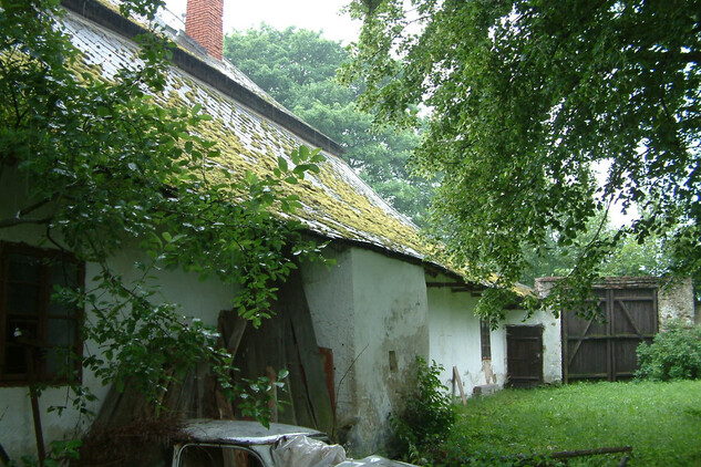 Fara v Křeči, v okrese Pelhřimov - pohled ze dvora na objekt fary a vstupní bránu v roce 2010