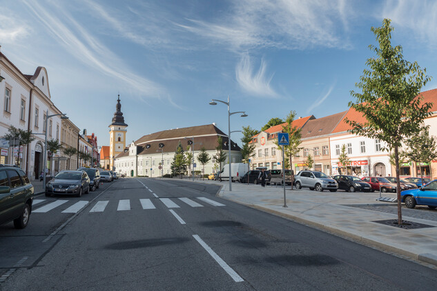 Moravské Budějovice, pohled na zámek a kostel sv. Jiljí z náměstí Míru