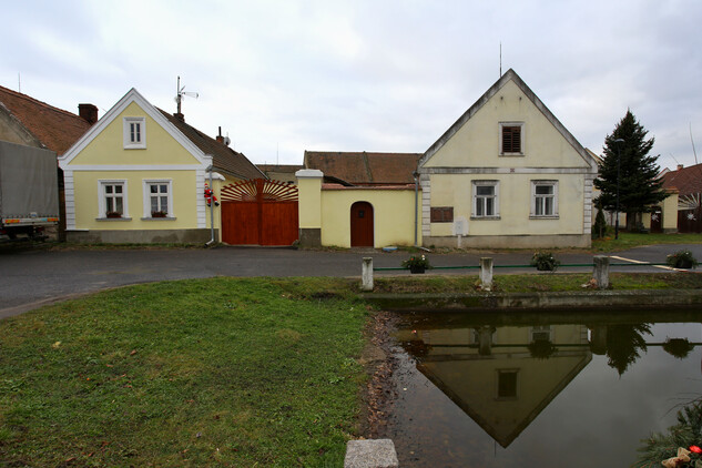 4. Usedlost č. p. 20, Stekník, okr. Louny.